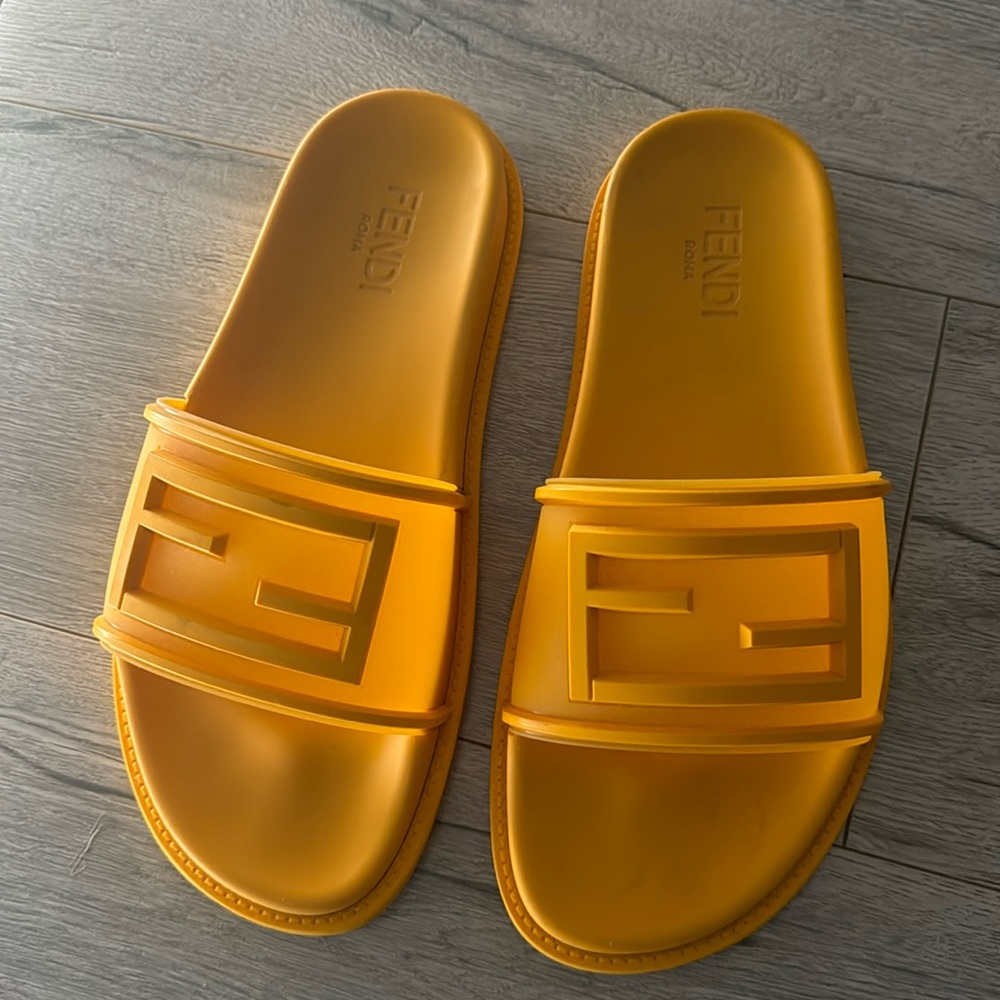 Fendi slides men’s 8 ( fits like 9-9.5)